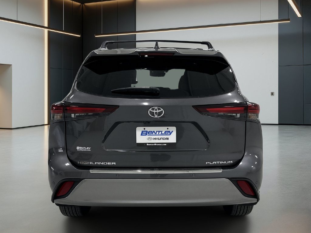Used 2024 Toyota Highlander Platinum FWD image 5