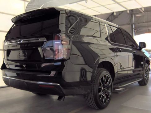 Used 2023 Chevrolet Suburban LT w/ LT Signature Package RWD image 3