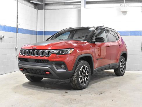 Used 2025 Jeep Compass Trailhawk AWD/4WD image 7