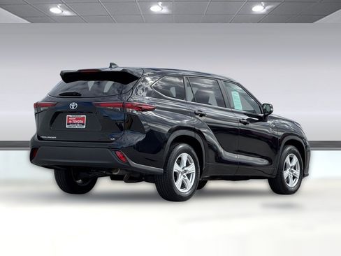 Used 2025 Toyota Highlander LE FWD image 8