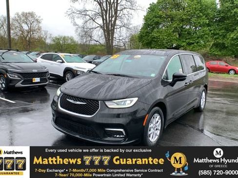 Used 2023 Chrysler Pacifica Touring-L FWD image 1