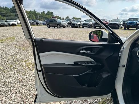 Certified 2024 Chevrolet Trax LT w/ Sunroof Package FWD image 23