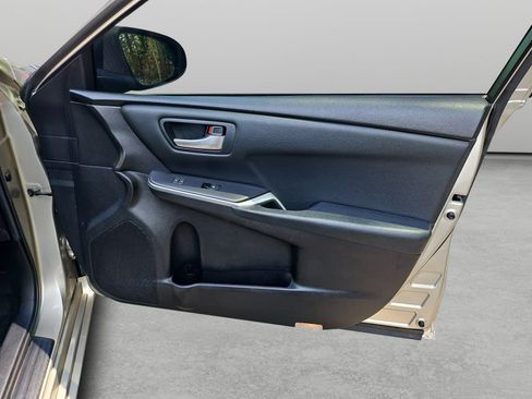 Used 2015 Toyota Camry SE FWD image 34