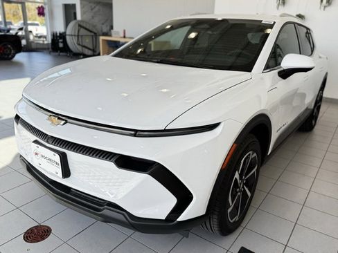 New 2026 Chevrolet Equinox EV LT image 32