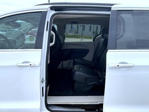 Used 2022 Chrysler Pacifica Touring-L FWD image 16