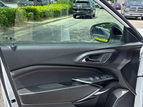 Used 2025 Chevrolet Trax RS FWD image 13