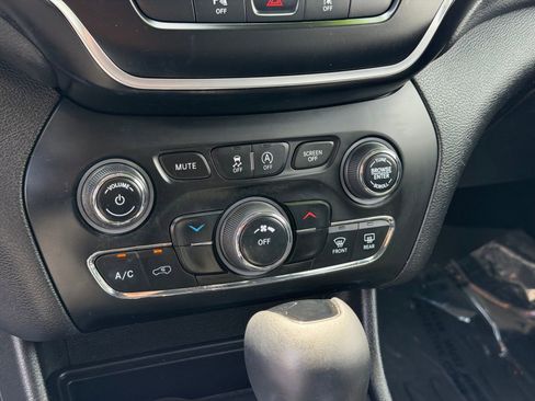 Used 2021 Jeep Cherokee Latitude Plus AWD/4WD image 20