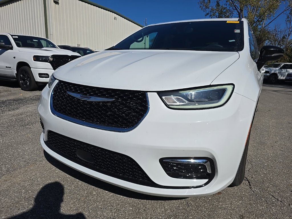 Used 2025 Chrysler Pacifica Select FWD image 12