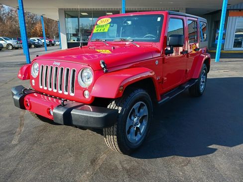 Used 2018 Jeep Wrangler Unlimited Sahara w/ Connectivity Group image 32