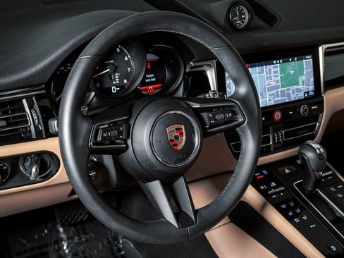 Certified 2025 Porsche Macan image 18