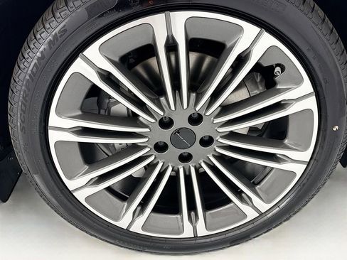 New 2026 Land Rover Range Rover Long Wheelbase SE AWD/4WD image 31