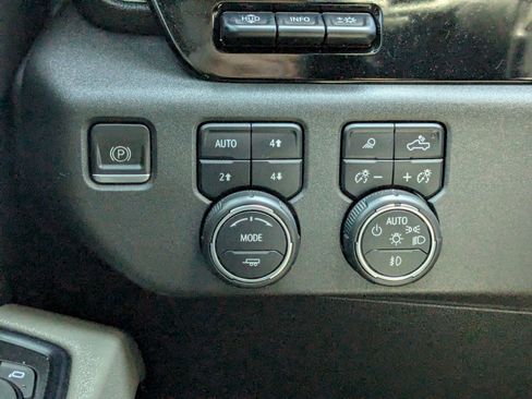 Used 2022 Chevrolet Silverado 1500 ZR2 w/ Technology Package image 22