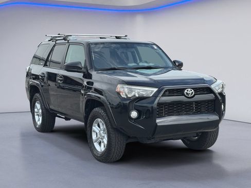 Used 2017 Toyota 4Runner SR5 AWD/4WD image 5