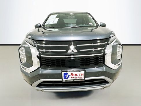 Used 2025 Mitsubishi Outlander SE image 2