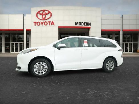 New 2026 Toyota Sienna XLE FWD image 4