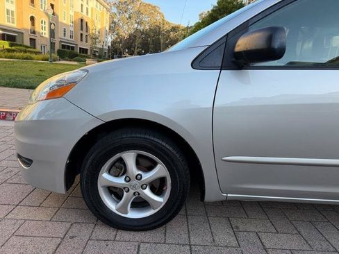 Used 2010 Toyota Sienna LE FWD image 19