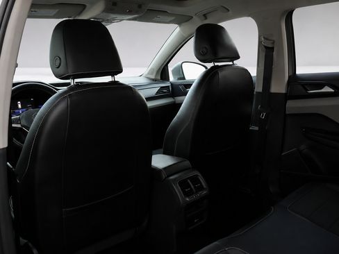 Used 2022 Volkswagen Taos SE w/ Panoramic Sunroof Package FWD image 18