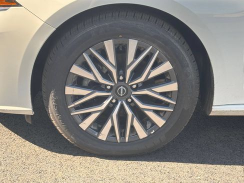 Used 2025 Nissan Altima 2.5 SV FWD image 31