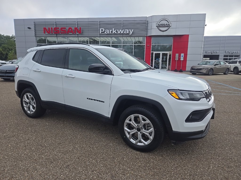 Used 2025 Jeep Compass Latitude w/ Sun & Sound Group AWD/4WD image 1