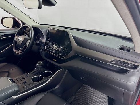 Certified 2023 Toyota Highlander XLE image 29
