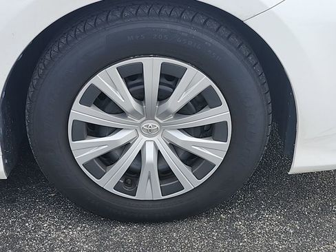 Used 2018 Toyota Camry L image 18