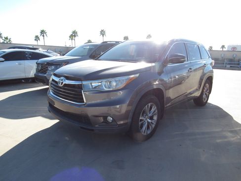 Used 2015 Toyota Highlander XLE image 1