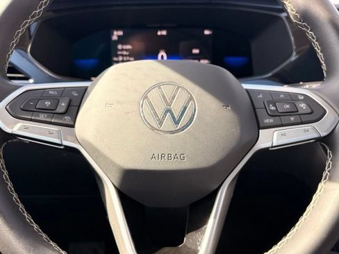 Used 2023 Volkswagen Taos SE w/ Panoramic Sunroof Package FWD image 17