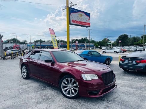 Used 2019 Chrysler 300 Touring w/ Chrome Appearance Package RWD image 1