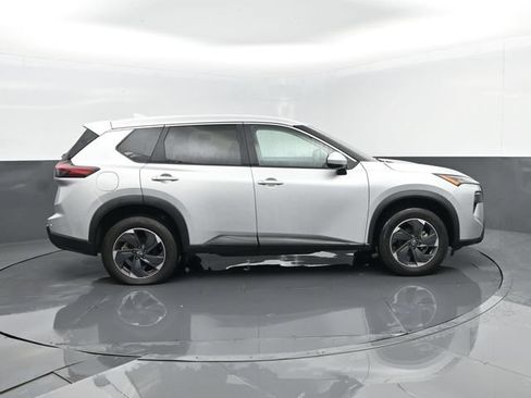 Used 2024 Nissan Rogue SV AWD/4WD image 4