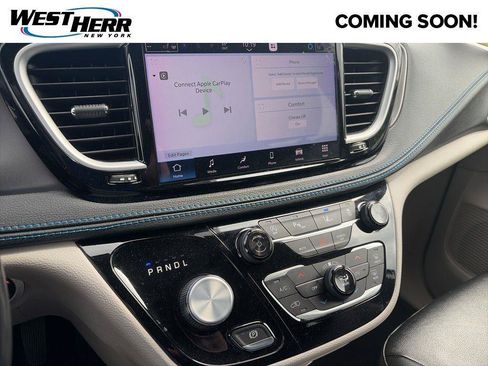 Used 2021 Chrysler Pacifica Touring-L w/ Uconnect Theater Family Group AWD/4WD image 9