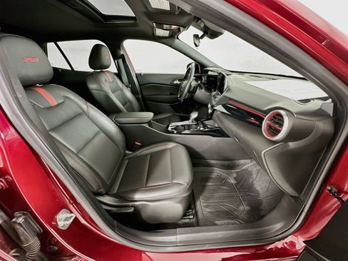 Used 2024 Chevrolet Trax RS w/ Sunroof Package FWD image 28