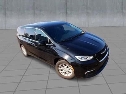 Used 2025 Chrysler Pacifica Select