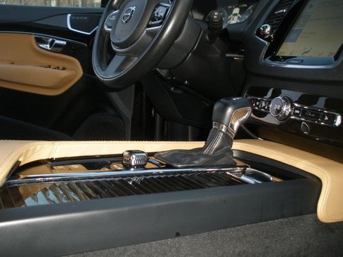 Used 2018 Volvo XC90 T6 Momentum w/ Convenience Package image 35