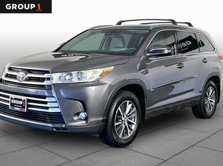 Used 2017 Toyota Highlander XLE AWD/4WD video 1