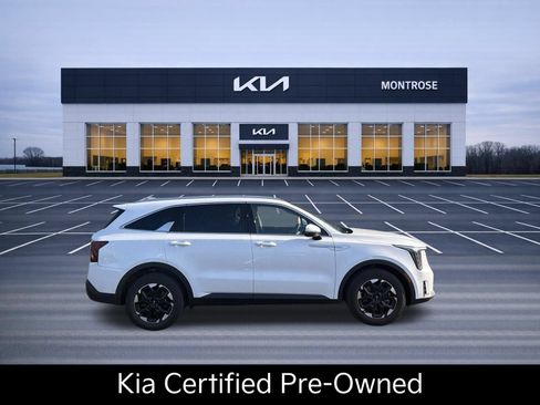Used 2024 Kia Sorento S w/ Panoramic Sunroof Package FWD image 4