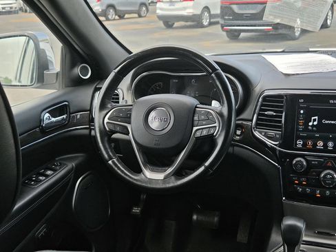 Used 2019 Jeep Grand Cherokee Overland AWD/4WD image 15