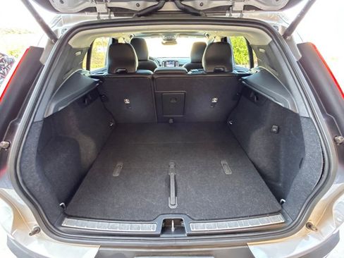 Used 2023 Volvo XC40 B5 Plus image 55