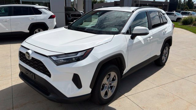Used 2025 Toyota RAV4 XLE AWD/4WD image 3