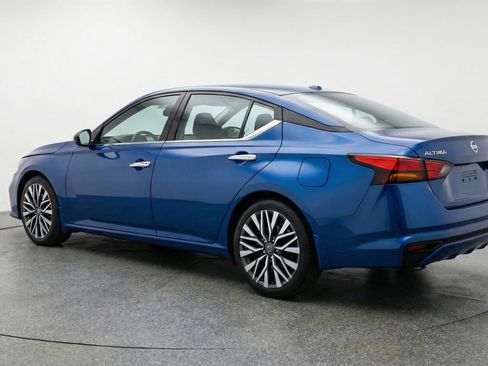 Used 2025 Nissan Altima 2.5 SV image 6