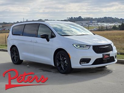 New 2026 Chrysler Pacifica Select w/ S Appearance Package