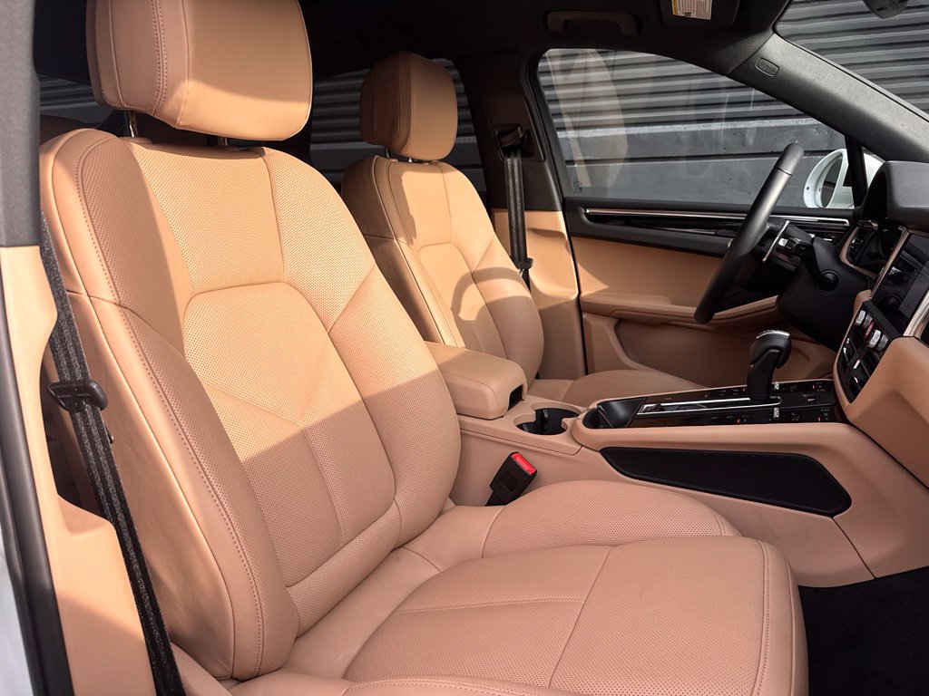 Certified 2026 Porsche Macan AWD/4WD image 17