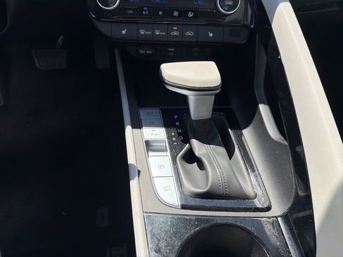 Used 2024 Hyundai Elantra Limited image 17