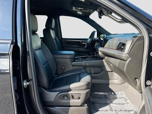 Used 2025 Chevrolet Suburban Z71 AWD/4WD image 33