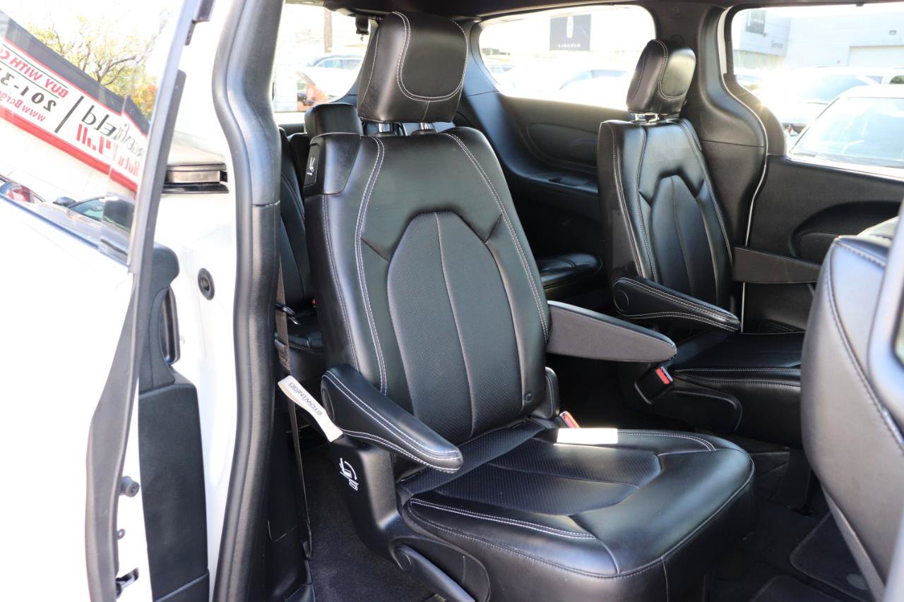 Used 2027 Chrysler Pacifica Select FWD image 15