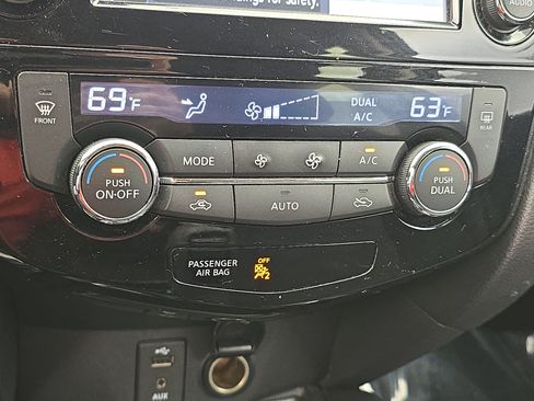 Used 2016 Nissan Rogue SV w/ SV Premium Package AWD/4WD image 24