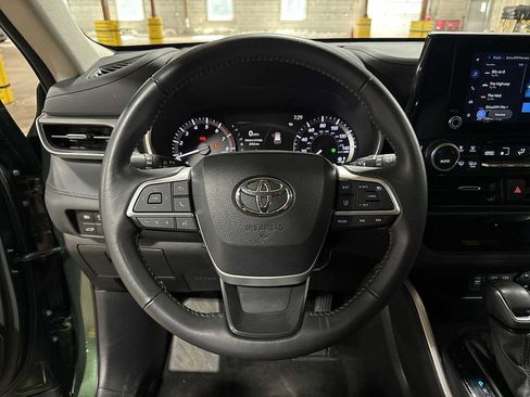 Used 2025 Toyota Highlander XLE AWD/4WD image 19