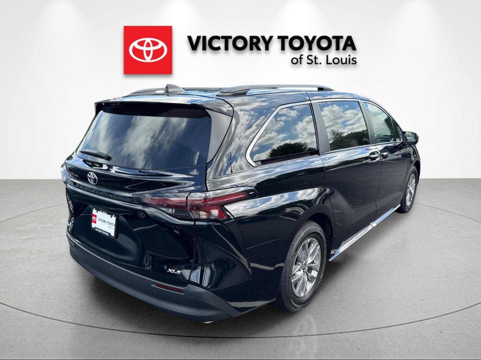 Used 2026 Toyota Sienna XLE FWD image 3