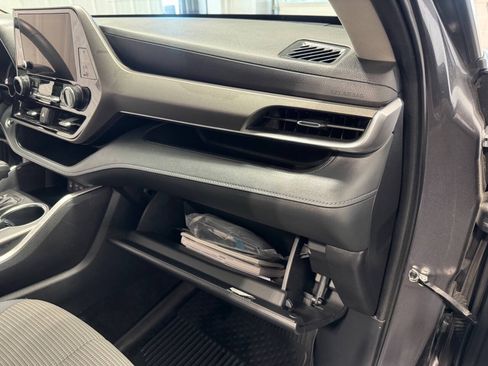 Used 2023 Toyota Highlander LE FWD image 21