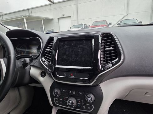 Used 2019 Jeep Cherokee Limited image 16