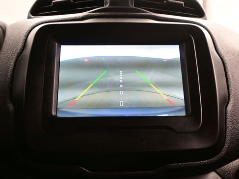 Used 2019 Jeep Renegade Latitude w/ Cold Weather Group image 18